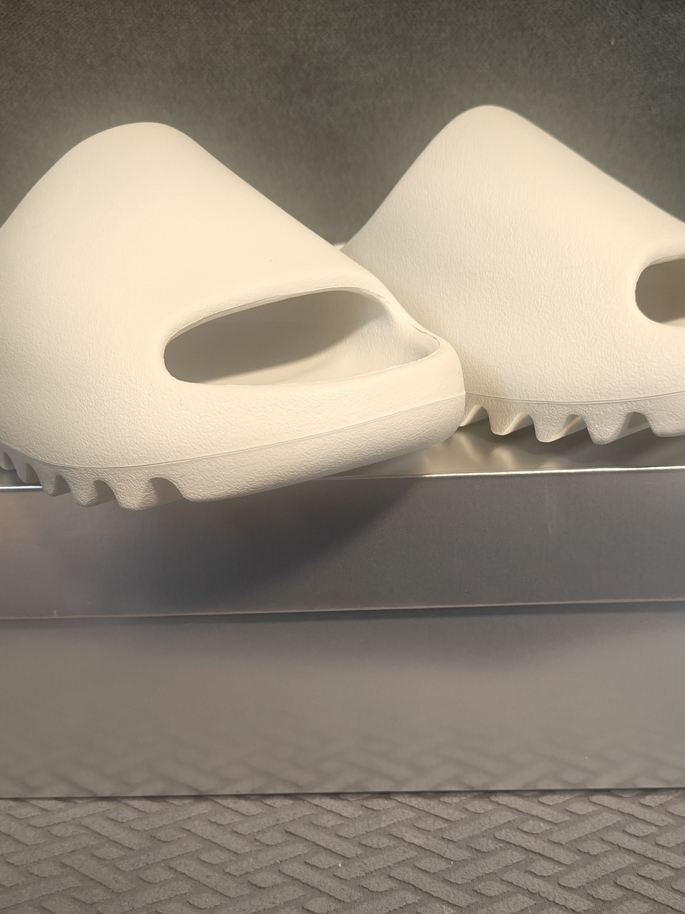 Yeezy Slides Cream Size 5